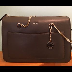 ⭐️HOST PICK⭐️ NWT 💯% Authentic DKNY Extra Lg Bryant Leather Shoulder Bag
